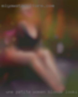 Une petite women blonde looking amusante.